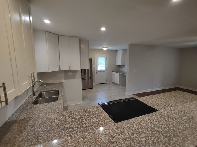 Building Photo - Pristine, move in ready ranch style home l...