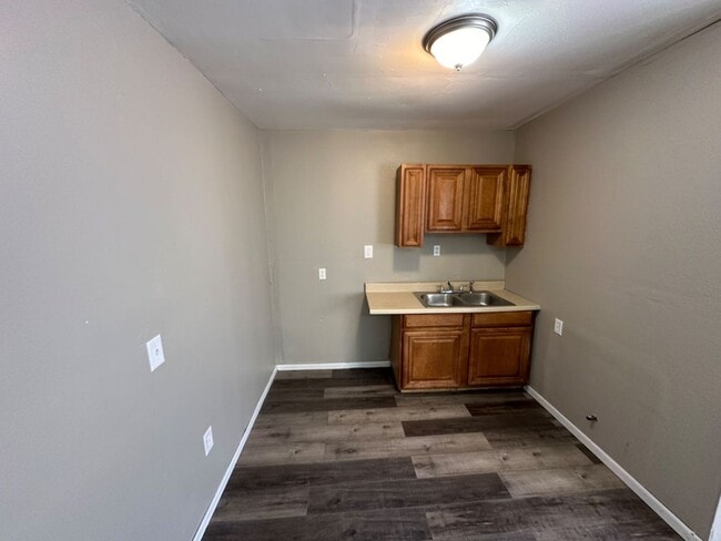 Building Photo - 2214-2220 W Hopkins St. (8 Unit)