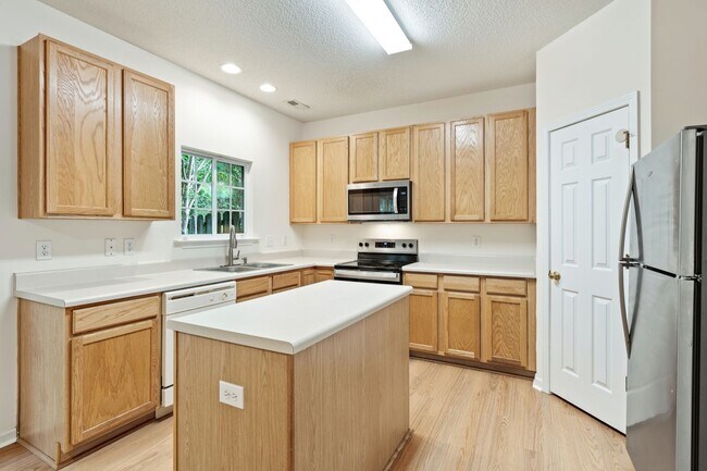 Building Photo - Recently updated end-unit townhome in Nort...