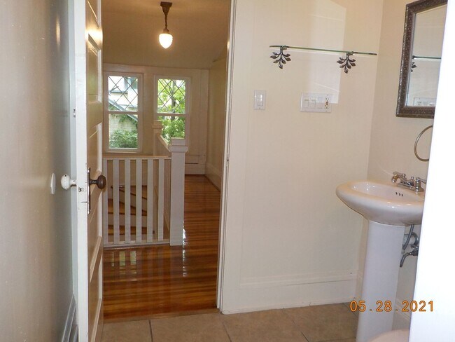 Foto del edificio - Available 6/1/25 Charming Two Story Single...