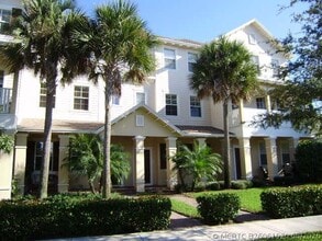 Building Photo - 335 E Thatch Palm Cir