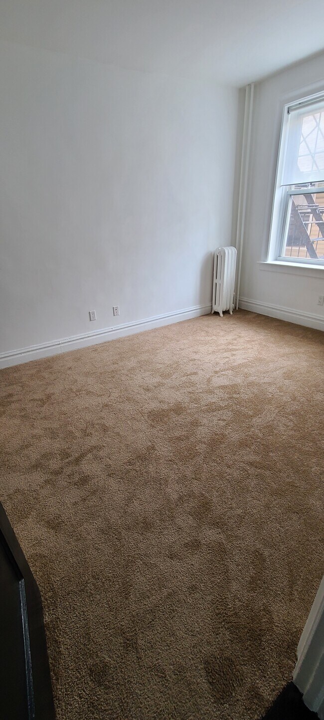 Foto del edificio - 244 Lawton Ave