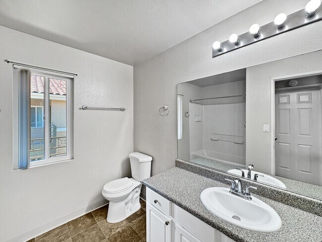 Foto del edificio - Great Second Floor 1B/1BA w/ Private Patio...