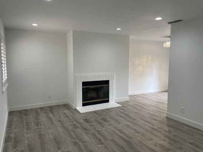 Building Photo - 2259 Renwick Ln