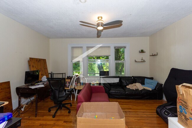 Foto del edificio - 4-bed split or 3bed with living room!  Heat and Hot Water Included.  Near T