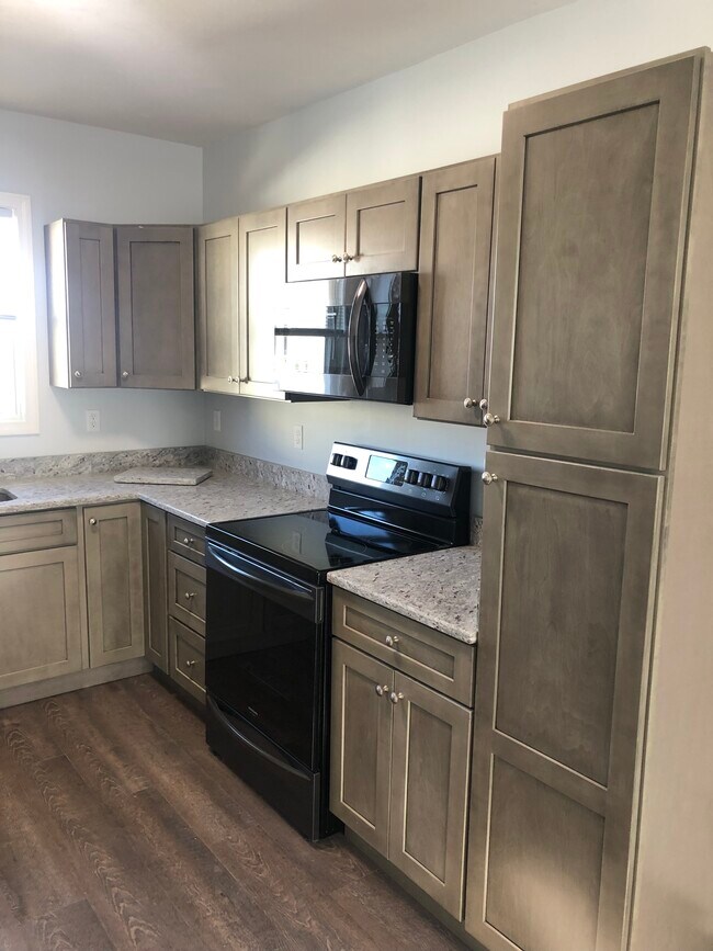 Building Photo - 230 Robinson St