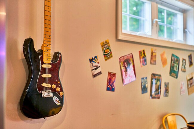 Foto del edificio - Music-Themed 2BR Rhythmic Retreat
