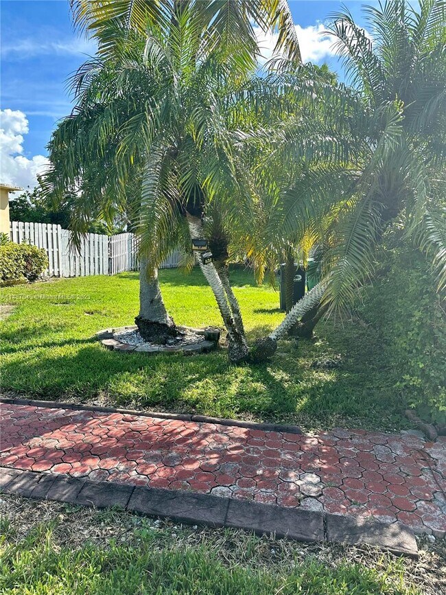 Foto del edificio - 15445 Hayes Ln