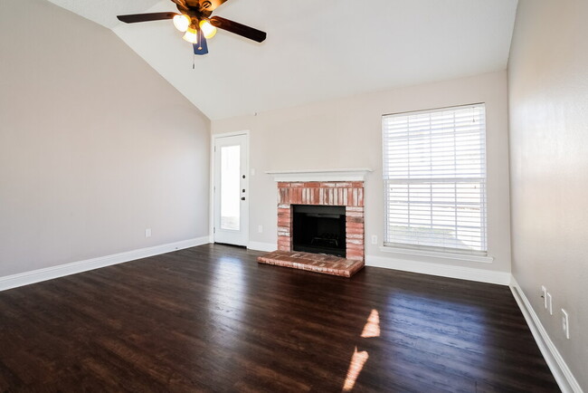 Foto del edificio - 4609 Birchbend Ln