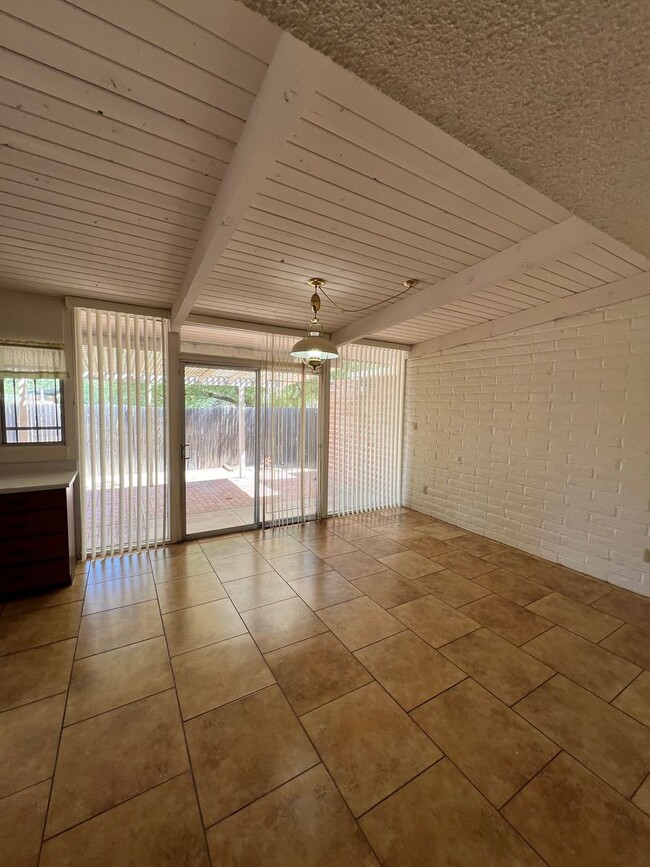 Building Photo - Attractive & Comfortable Eastside 3 Bed. 2...