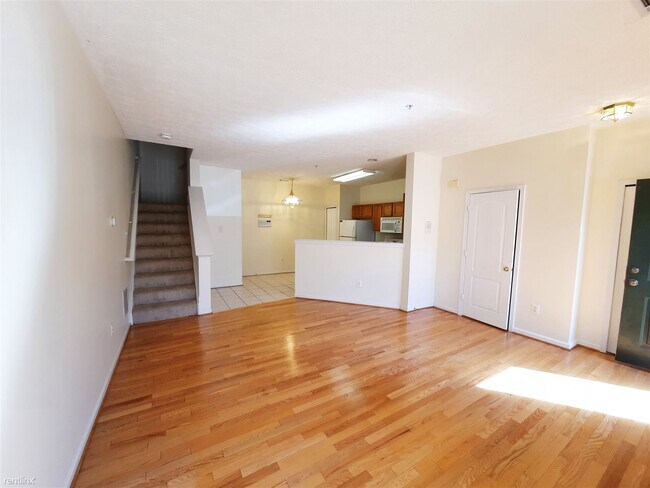 Building Photo - 3 br, 2.5 bath Townhome - 4006 Eastview Court