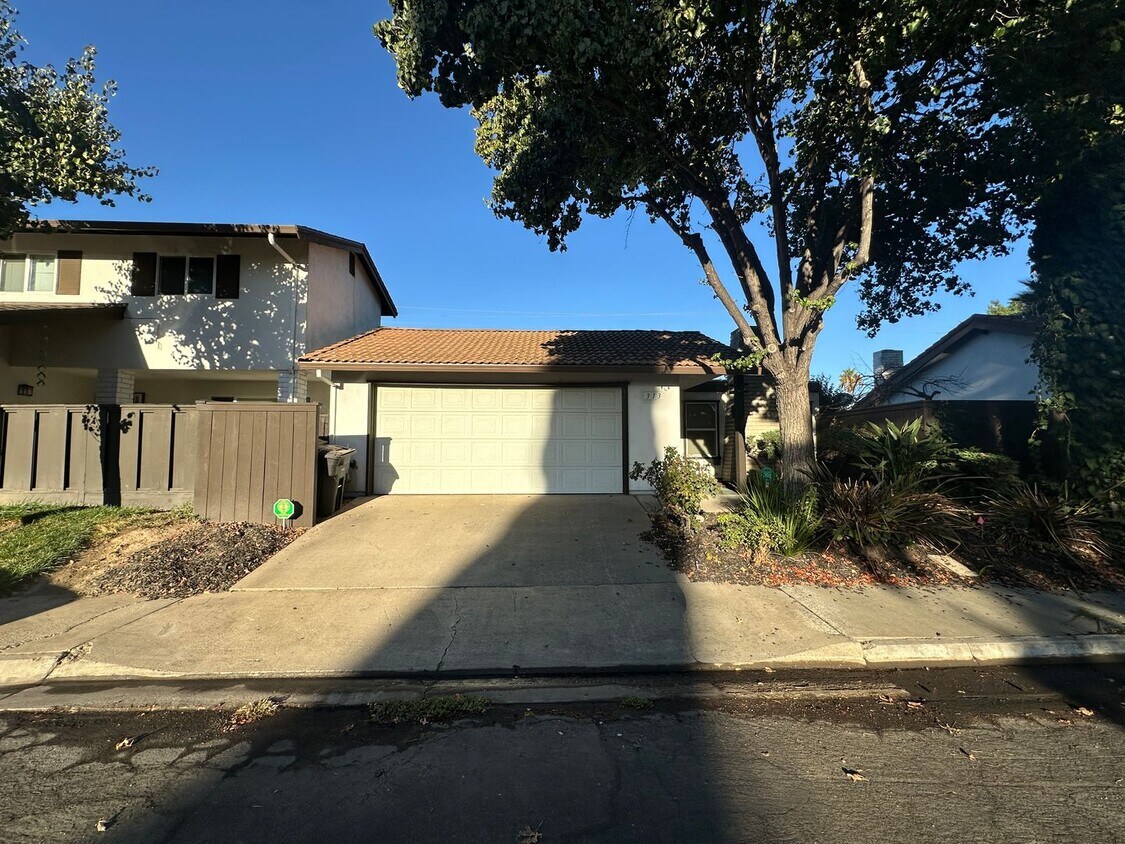 Primary Photo - 313 Ladona Ct