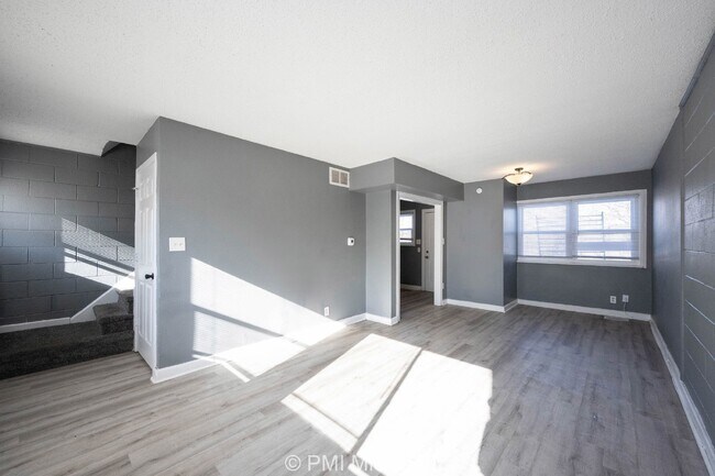 Foto del edificio - Cozy 2 Bed, 1 Bath Apartment in Indianapol...