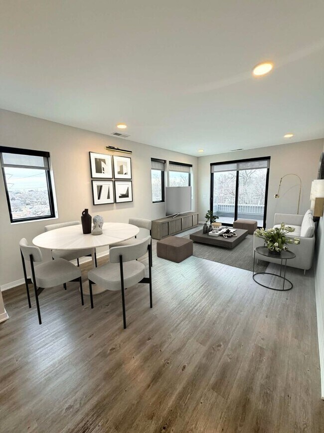 Foto del edificio - Leavenworth Lofts: Spacious Top-Floor 1-Bedroom, Corner Unit! 1 Month Free, 13-Month Lease Required