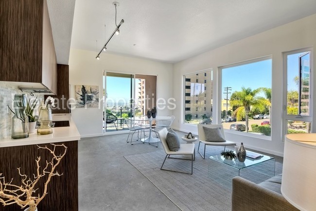 Foto del edificio - 2466 1st Ave