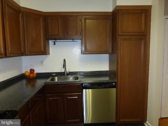 Building Photo - 1300 Army Navy Dr