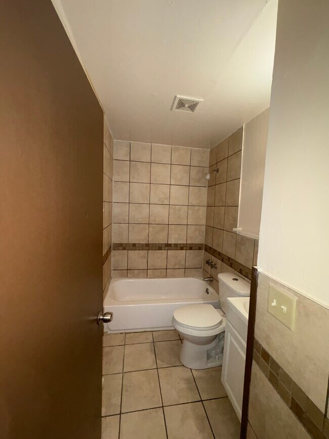 Baño - 4105 Natchez Ave