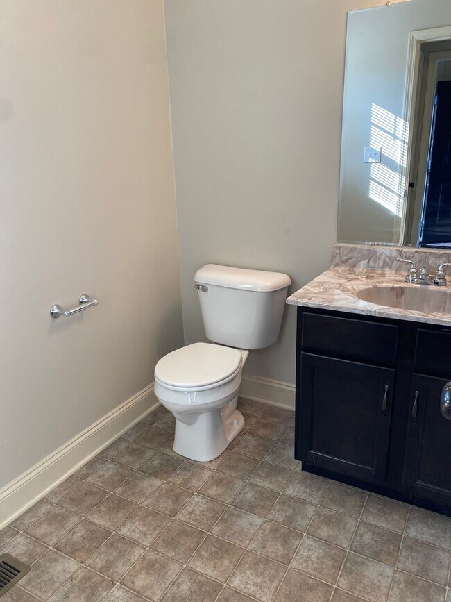 Foto del edificio - Lovely two story home, Available Now!