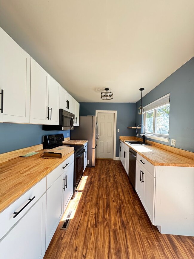 Building Photo - Great Tri-level home