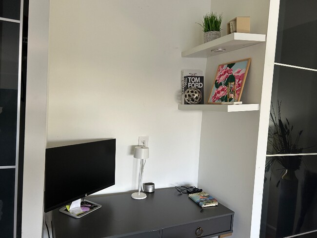 Foto del edificio - 2500 S Manchester St