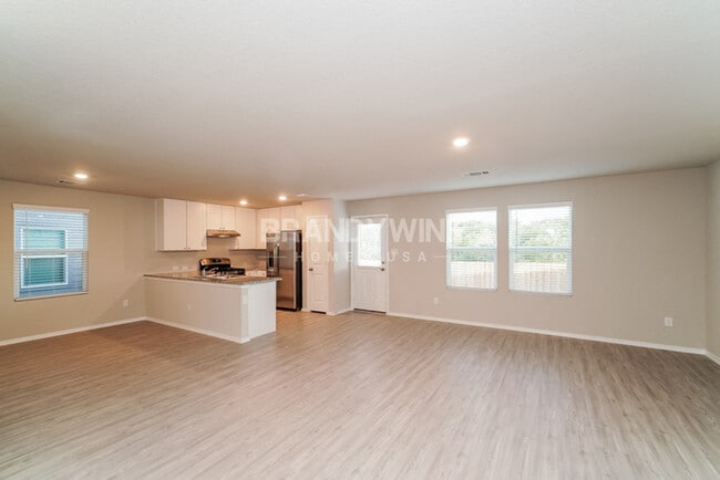 Building Photo - ONE MONTH FREE RENT!! $5 APP FEES!!