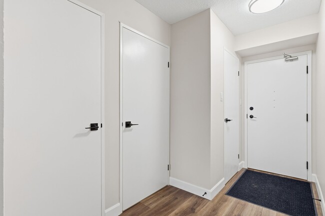 Building Photo - Gorgeous Renovated Unit For Seniors in Prime Location