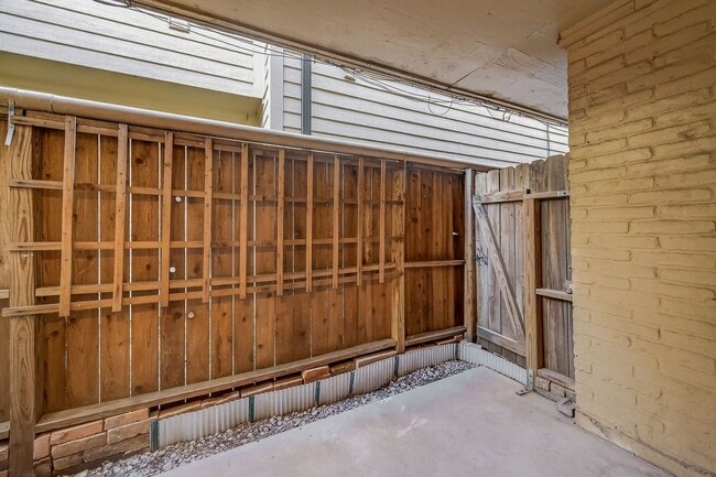 Building Photo - 1418 Vermont St