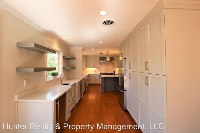 Building Photo - 4 br, 3 bath House - 980 Wellington Rd