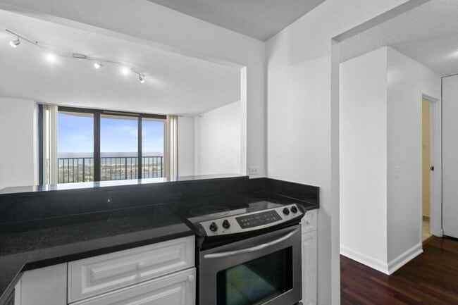 Building Photo - 1 bedroom in Chicago IL 60613