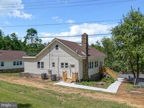 Building Photo - 75 Dreamland Park Dr