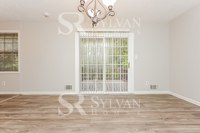 Building Photo - Welcome home to this 3 bedroom, 2 bathroom home