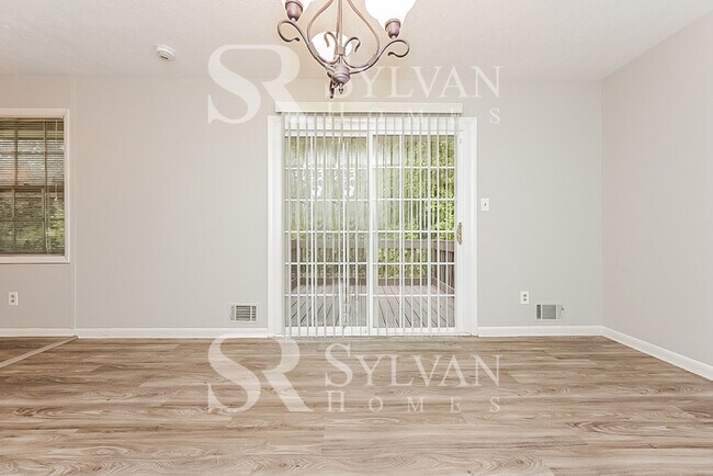 Building Photo - Welcome home to this 3 bedroom, 2 bathroom...