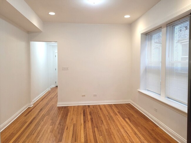 Foto del edificio - 7207 N Damen Ave