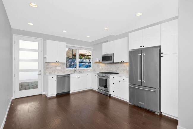 Building Photo - 3 Bedroom Modern Beacon Hill Townhouse - A...