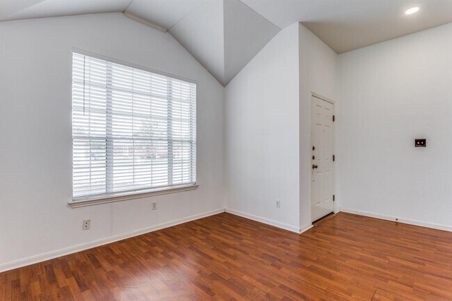 Foto del edificio - 648 Columbine Ave