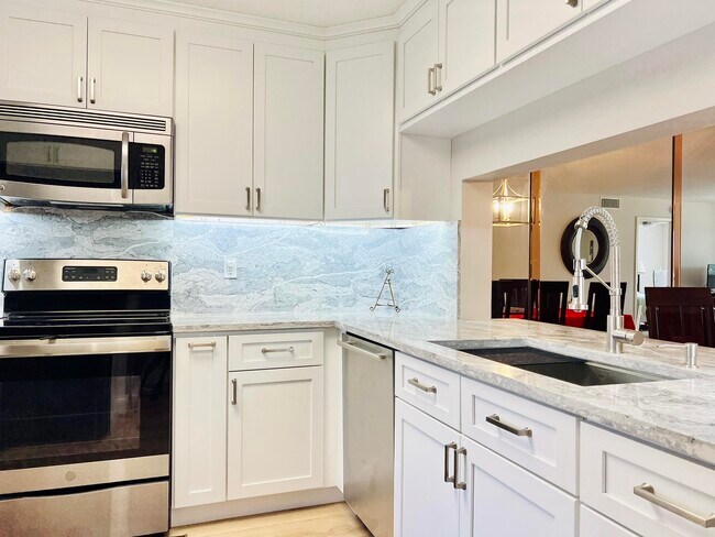 Foto del edificio - 4725 Lucerne Lakes Blvd E