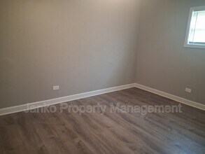 Building Photo - 392 W Hickory St