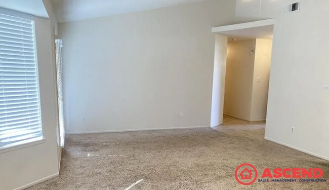 Foto del edificio - Spacious 3 Bedroom Home with Fireplace & Garage in Northwest Bakersfield