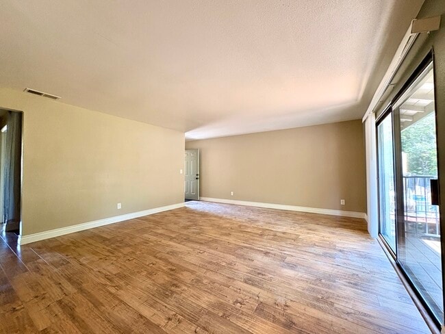 Building Photo - Beautiful Updated 2 Bedroom 1 Bathroom in Auburn