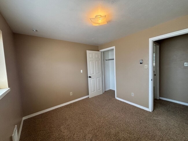 Building Photo - Single Family Home with Garage, pets welco...