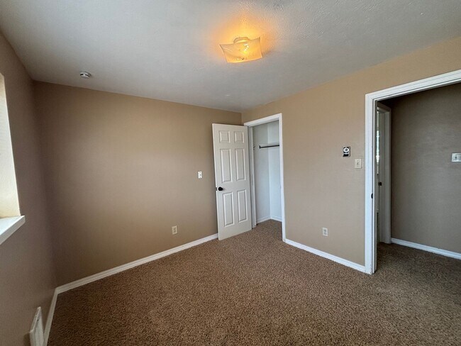 Foto del edificio - Single Family Home with Garage, pets welco...