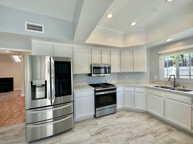 Foto del edificio - Spacious Updated Home In Desirable 92029 I...