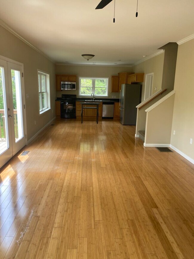 Building Photo - 4BR, 2.5 Ba home on Honeysuckle Hill in town