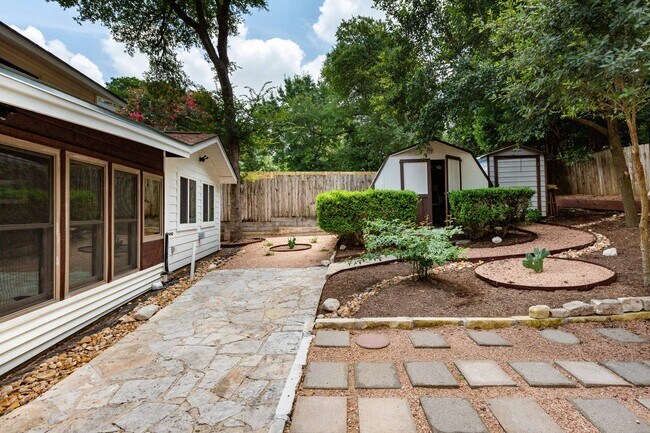 Building Photo - 1703 Deerfield Dr