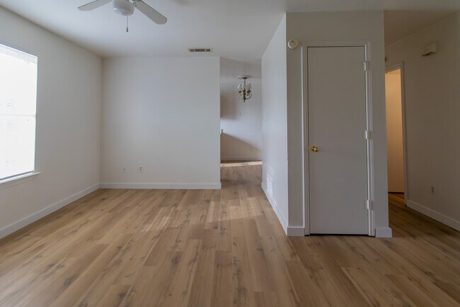 Building Photo - 1601 Benttree Dr