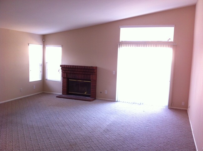 Foto del edificio - 3 BEDROOM HOME NEAR EAGLE RANCH COMMUNITY ...