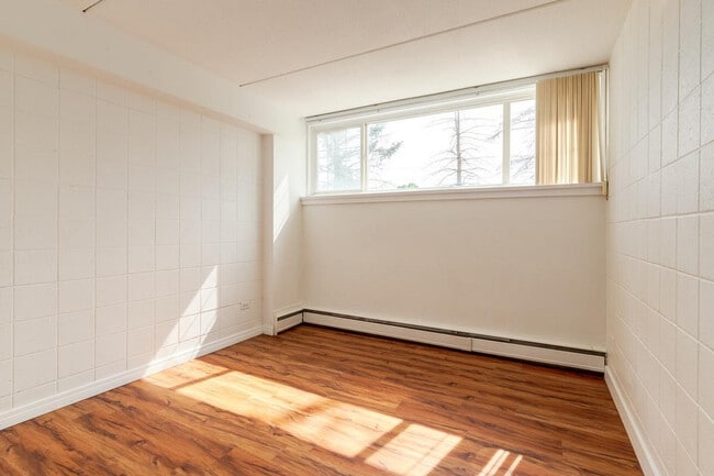 Building Photo - Hillsboro Place