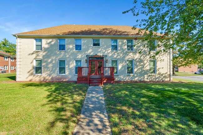 Building Photo - Tracks at Seymour