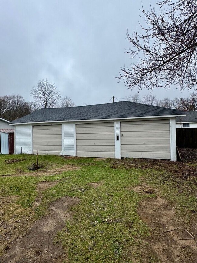 Building Photo - Updated 2 bedroom Niles Home