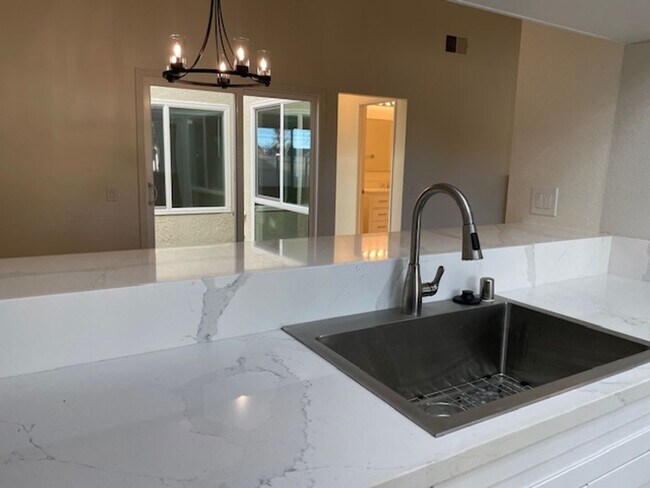 Building Photo - Thousand Oaks Totally Remodeled 3 Bed 2 Full Bath